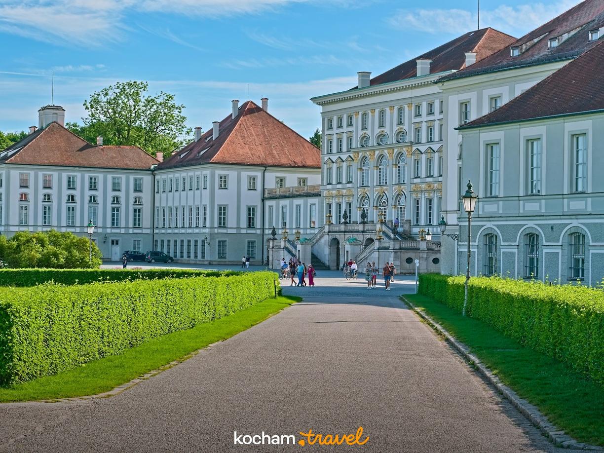 Majestatyczny Pałac Nymphenburg w Monachium otoczony zielonymi ogrodami.
