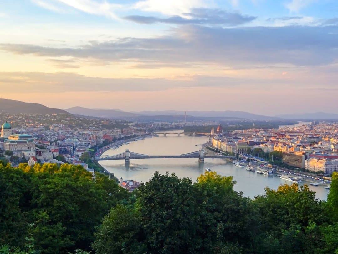 Malownicza panorama Budapesztu z rzeką Dunaj i mostami o zachodzie słońca