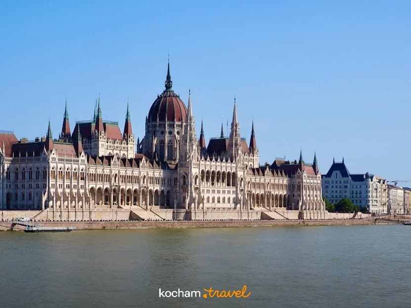 Majestatyczny Parlament Węgierski nad Dunajem w Budapeszcie, słoneczny dzień.