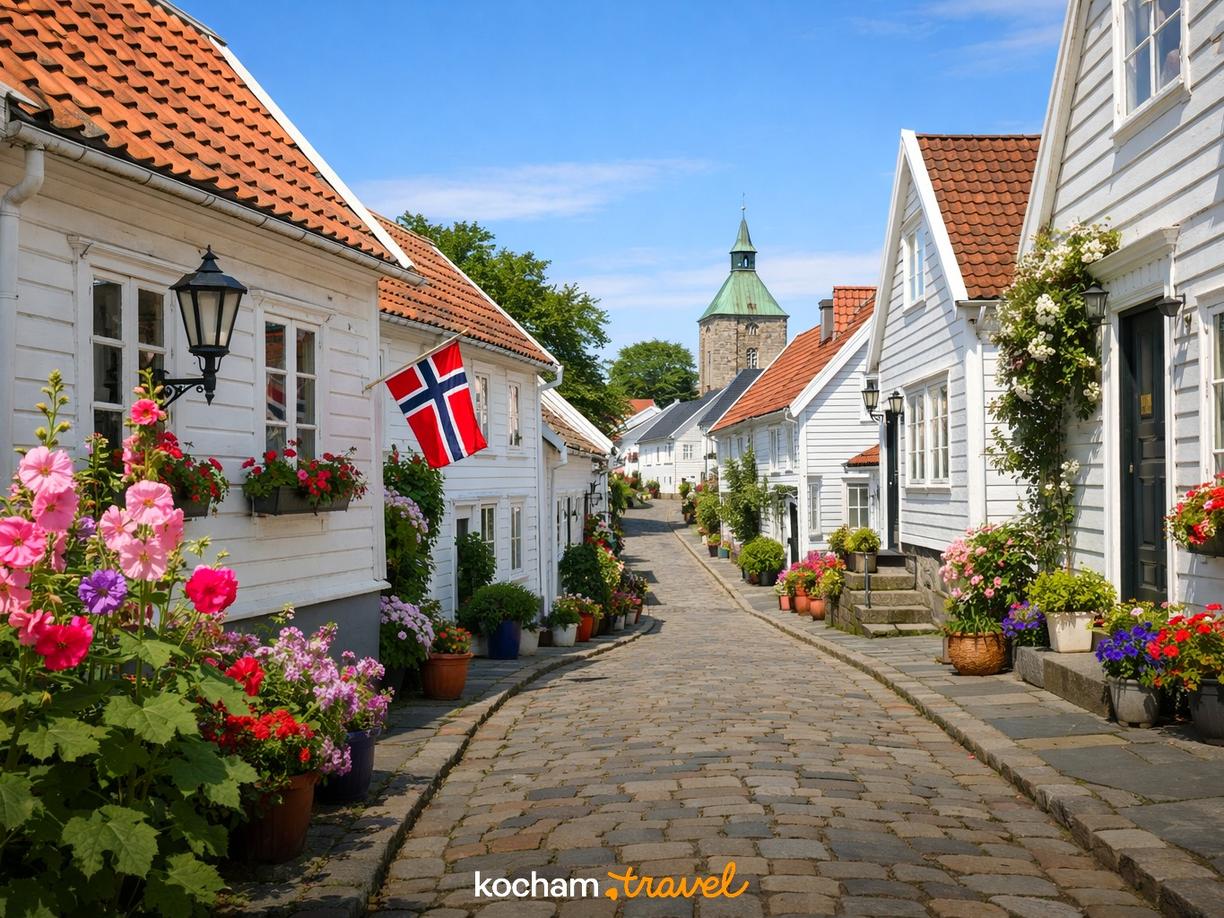 Urokliwa uliczka w Gamle Stavanger, starej części miasta z białymi, drewnianymi domkami.