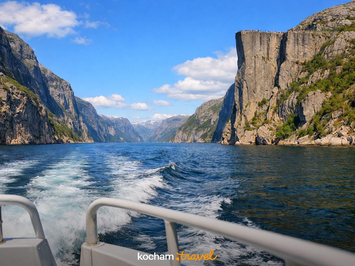 Widok na słynną skałę Preikestolen (Pulpit Rock) z perspektywy statku płynącego po Lysefjord.