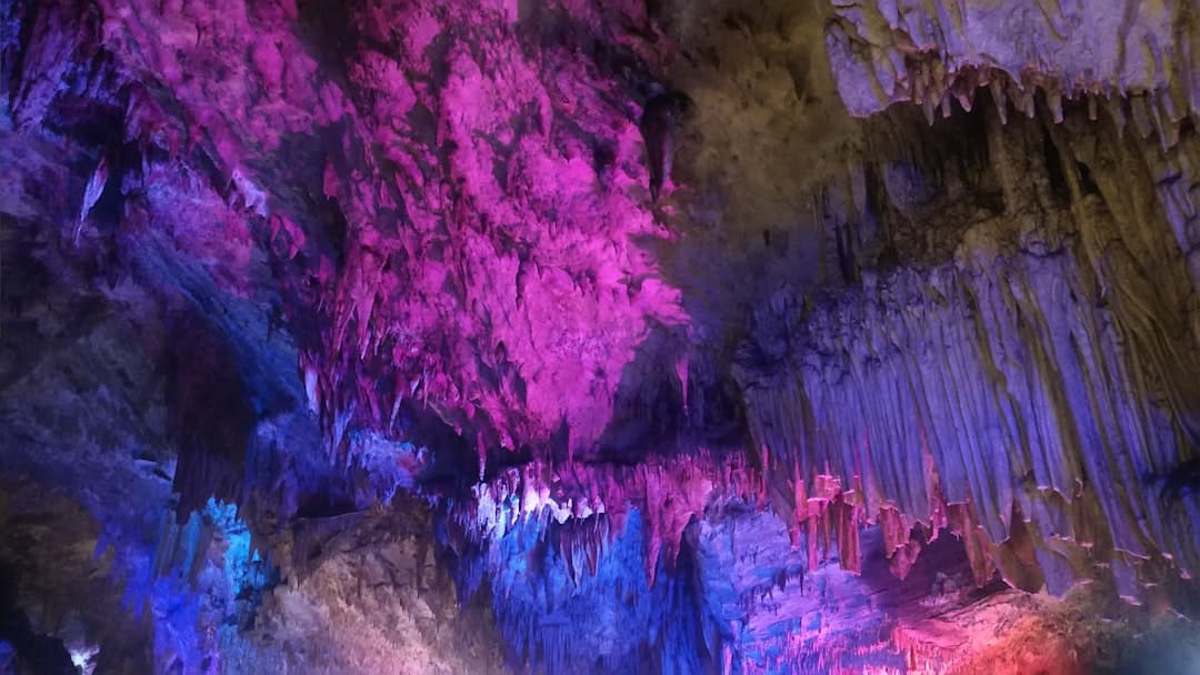 Wnętrze jaskini Jameos del Agua z krystalicznie czystą wodą