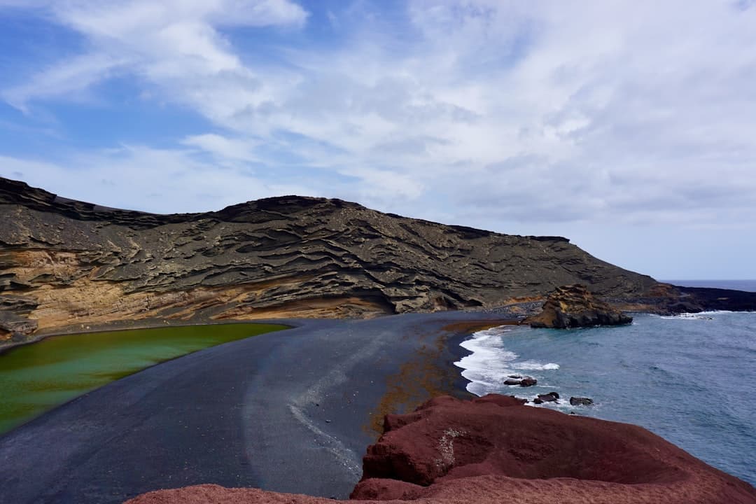 Wypoczynek na Lanzarote: Co robić na najbardziej niezwykłej z Wysp Kanaryjskich?
