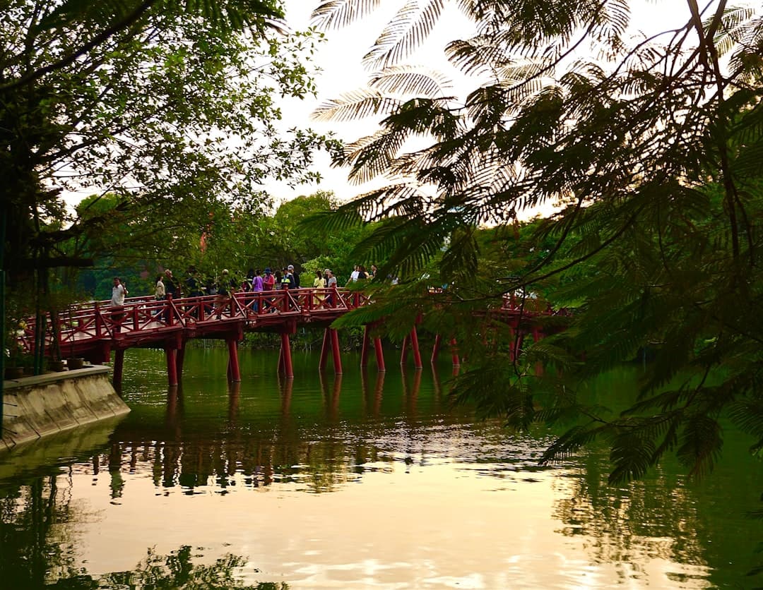 Ludzie ćwiczący tai chi nad jeziorem Hoan Kiem