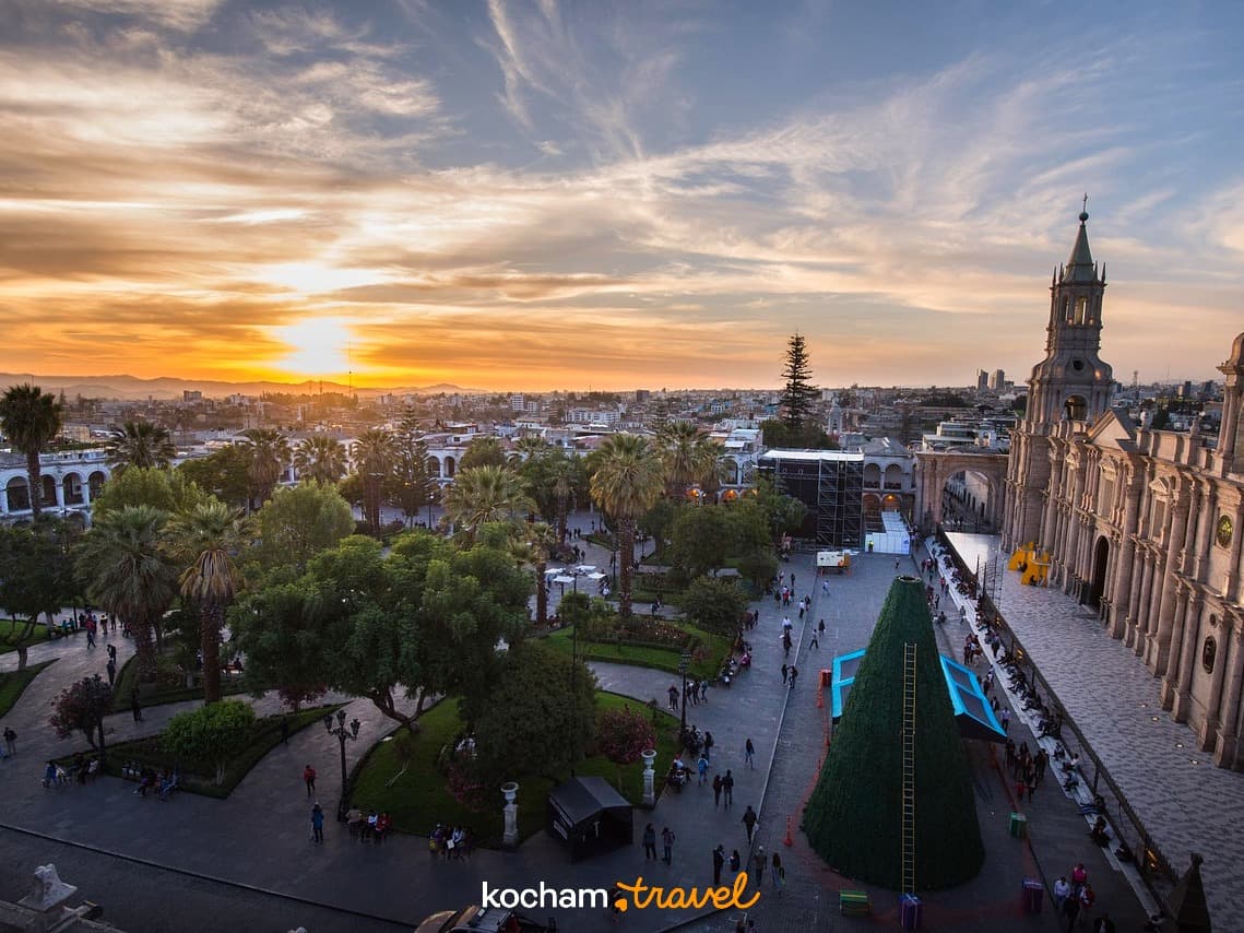 Arequipa, Peru: zachód słońca nad Plaza de Armas i katedrą.