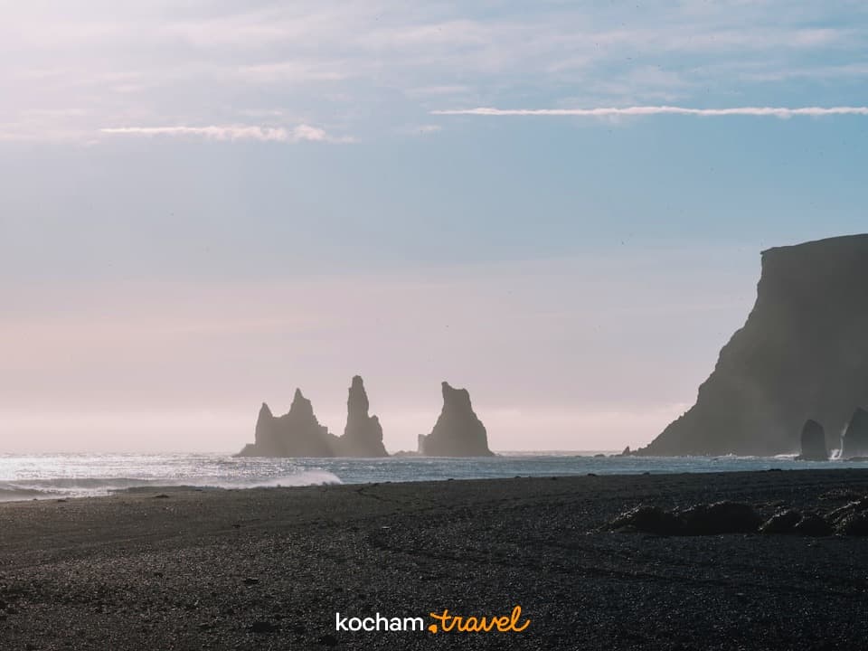 Czarna plaża Reynisfjara, Reynisdrangar, klify, wzburzone fale, Islandia.