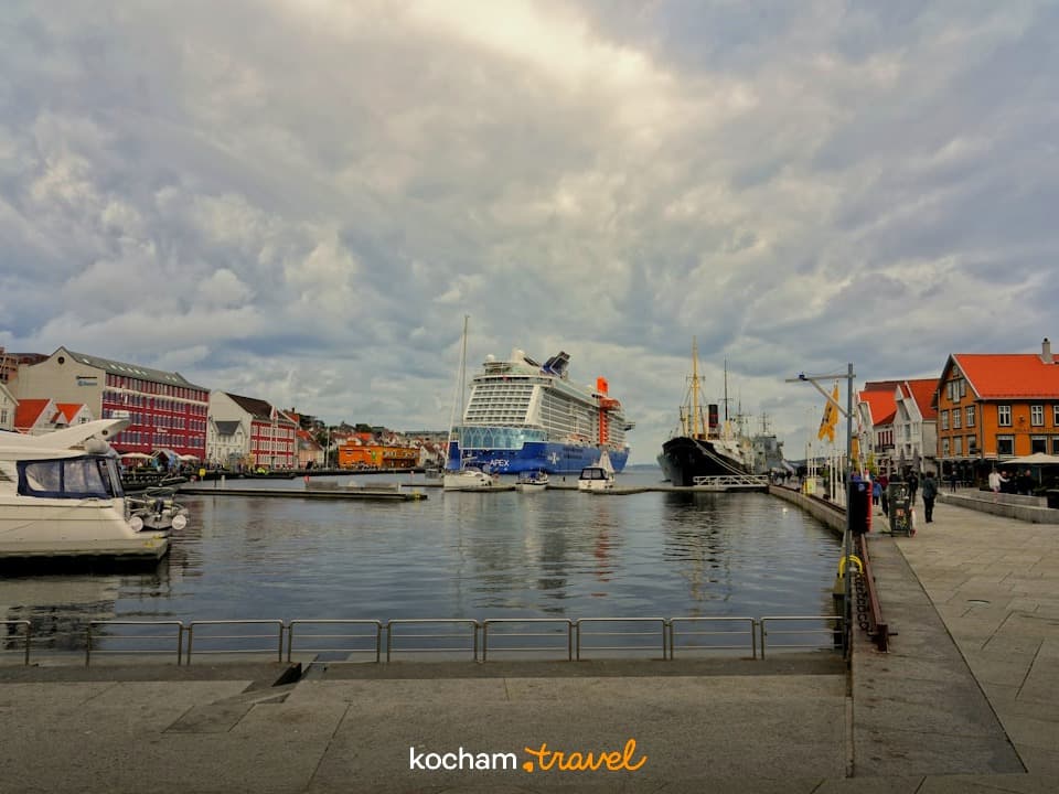 Port miejski, duży statek wycieczkowy, kolorowe budynki nad wodą