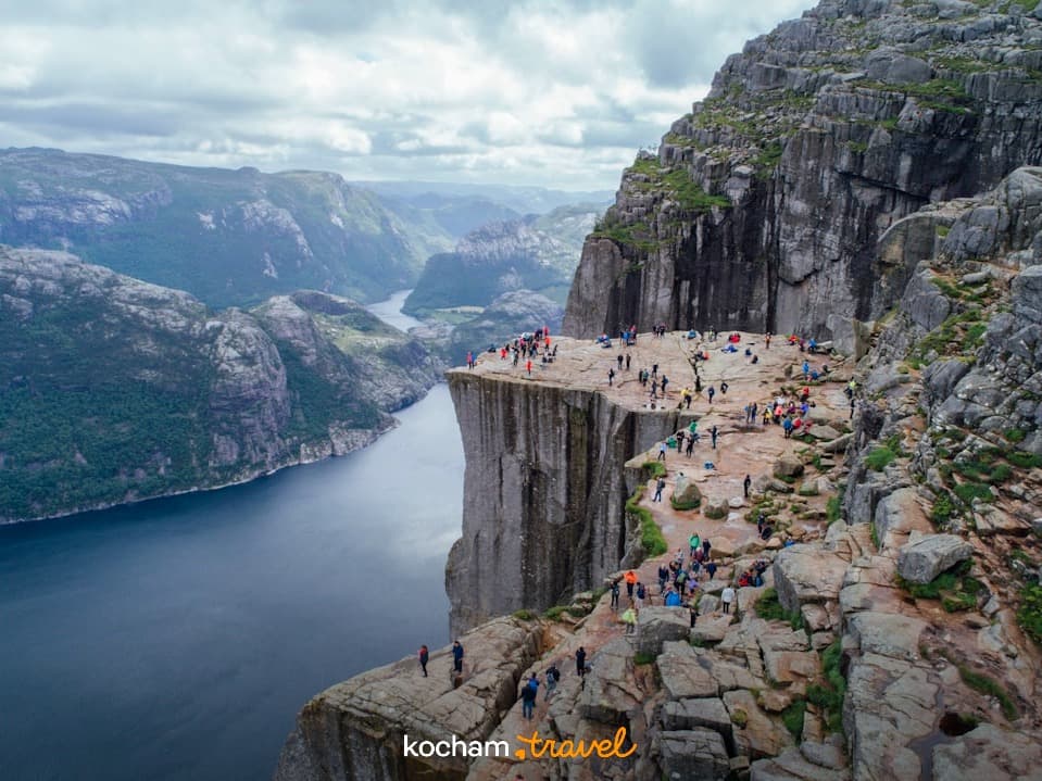 Preikestolen, Lysefjord, Norwegia, klif, fiord, góry, turyści, wędrówka.