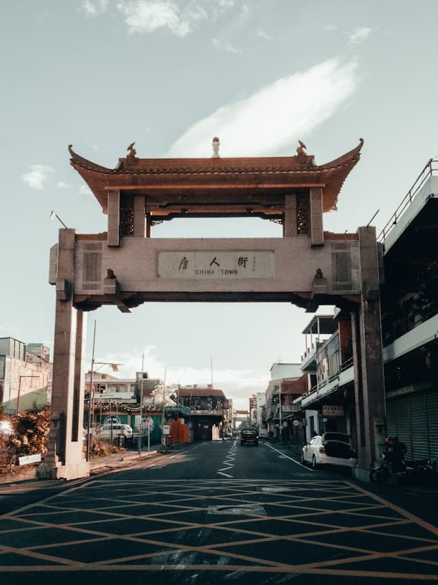 Brama wejściowa do Chinatown na ulicy.