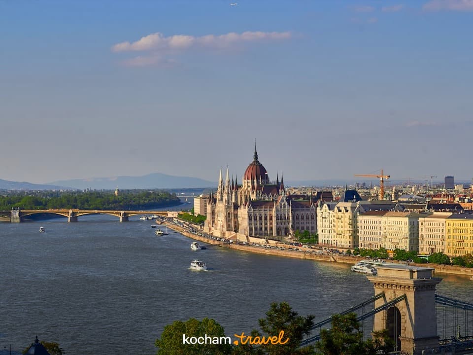 Budapeszt, Parlament Węgier, rzeka Dunaj, Most Łańcuchowy, panorama miasta.