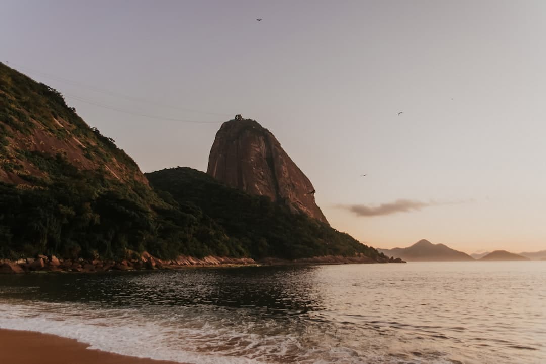 Góra Cukru, plaża, ocean, kolejka linowa, zachód słońca Rio