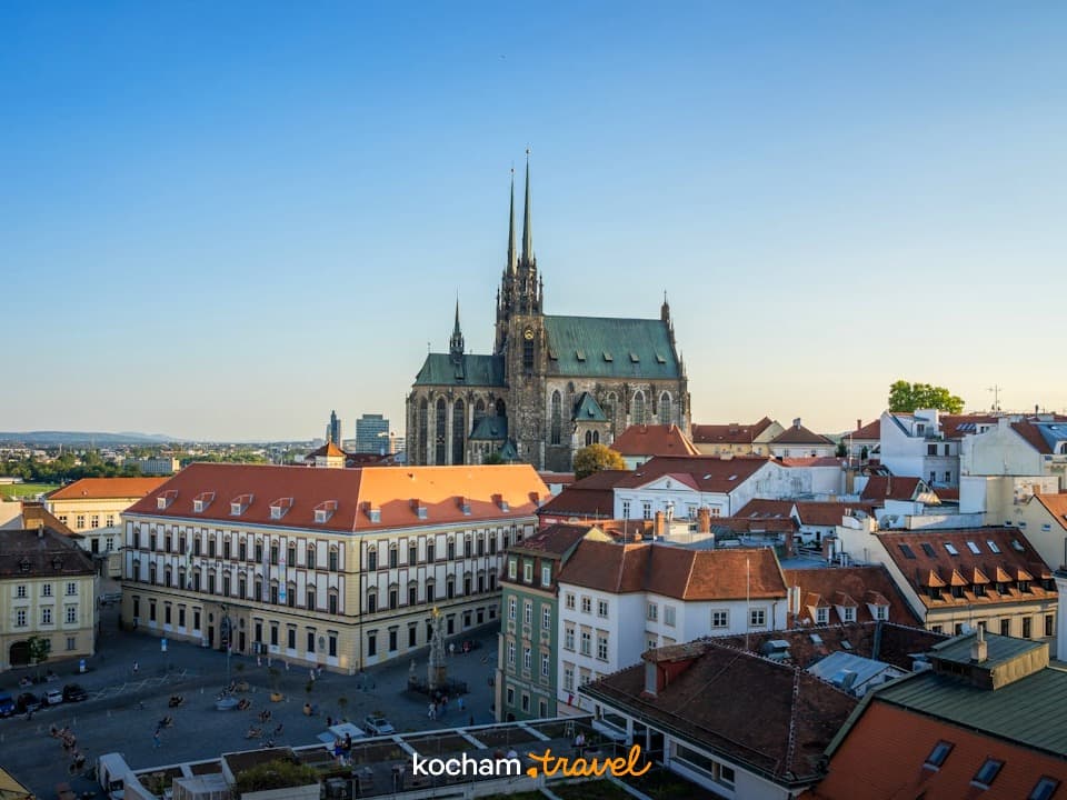 Panorama Brna z katedrą Petrov i historycznymi budynkami