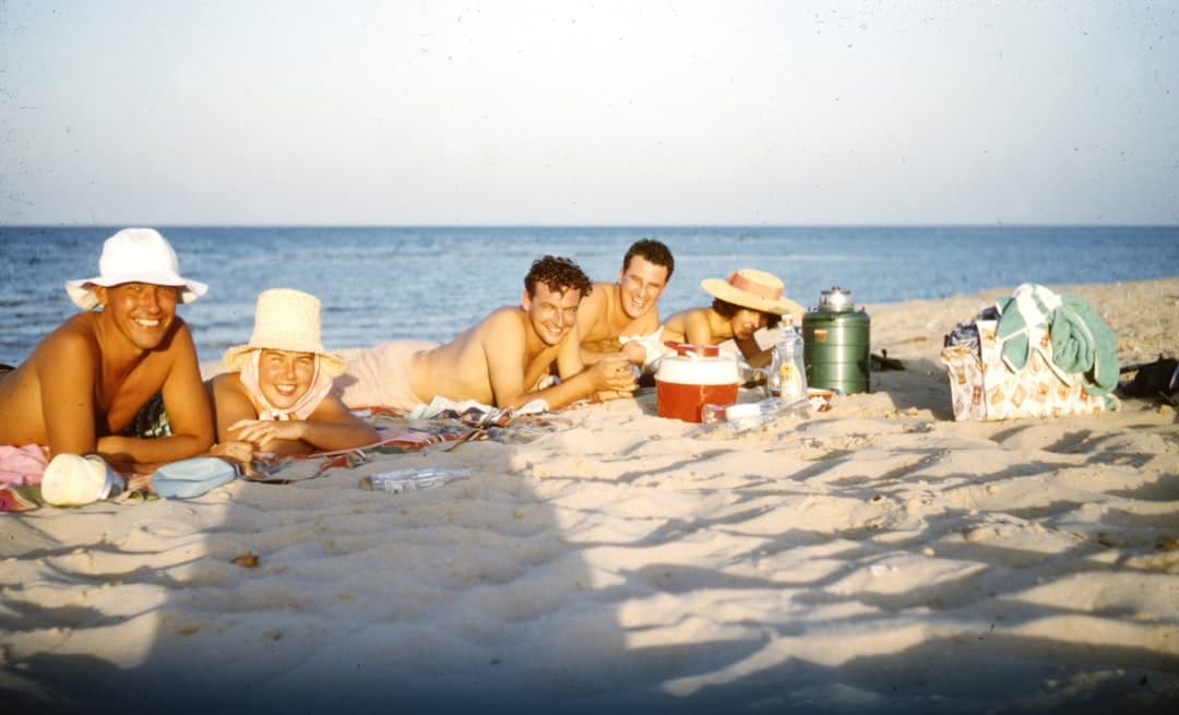 Rodzina ciesząca się piknikiem na plaży