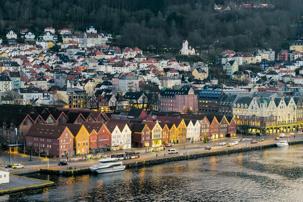 Norwegia. Bryggen w Bergen: Przewodnik po hanzeatyckich domach i ich ukrytych historiach