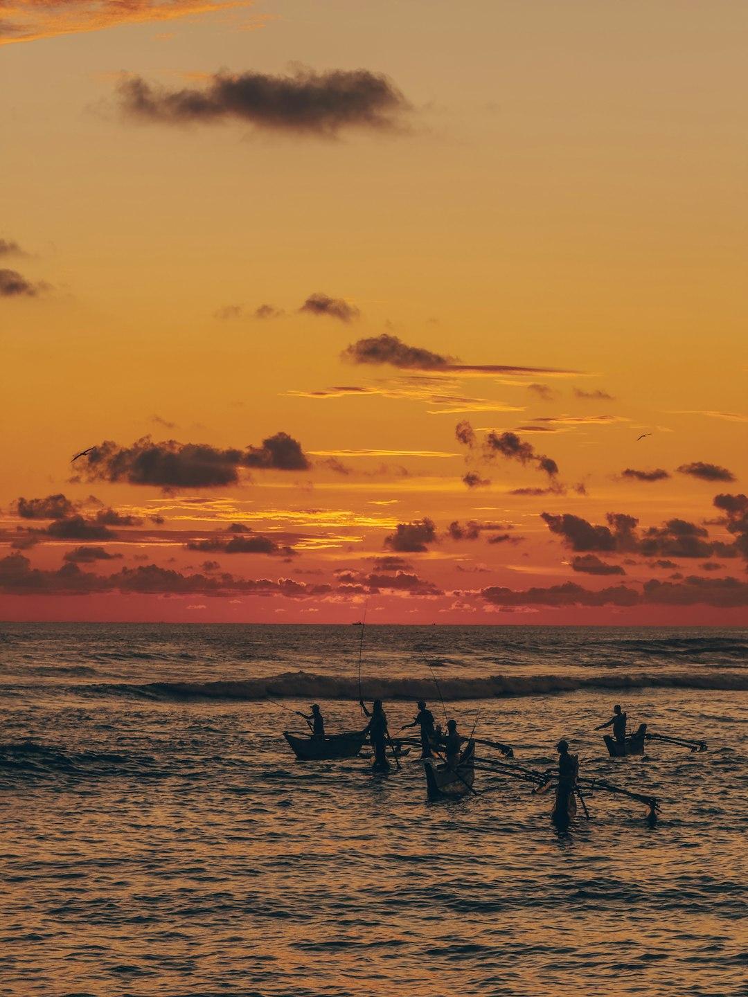 Zachód słońca na plaży Kuta z surferami