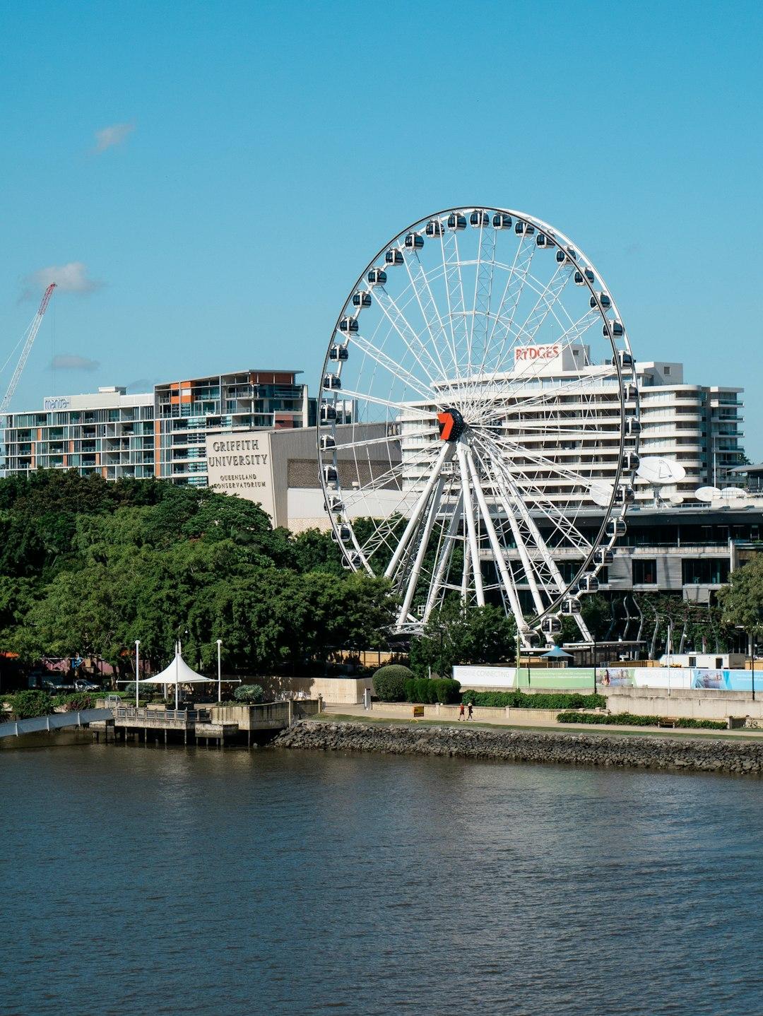 Luksusowe udogodnienia hotelowe z widokiem na skyline Brisbane
