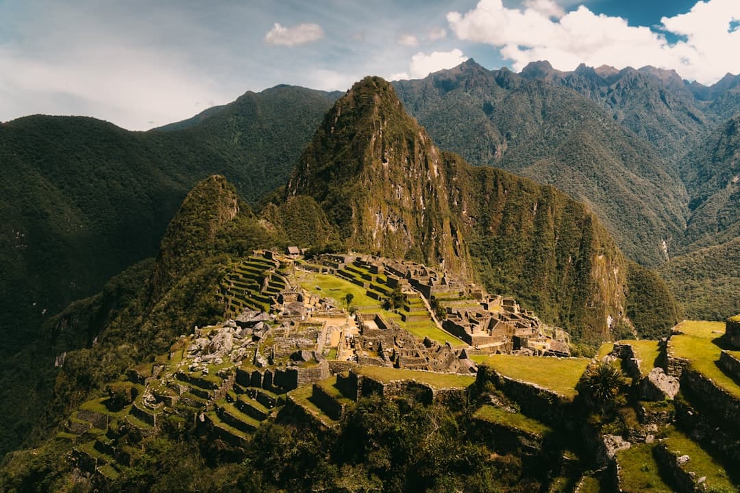 Starożytne ruiny Machu Picchu i tarasy rolnicze w Andach.