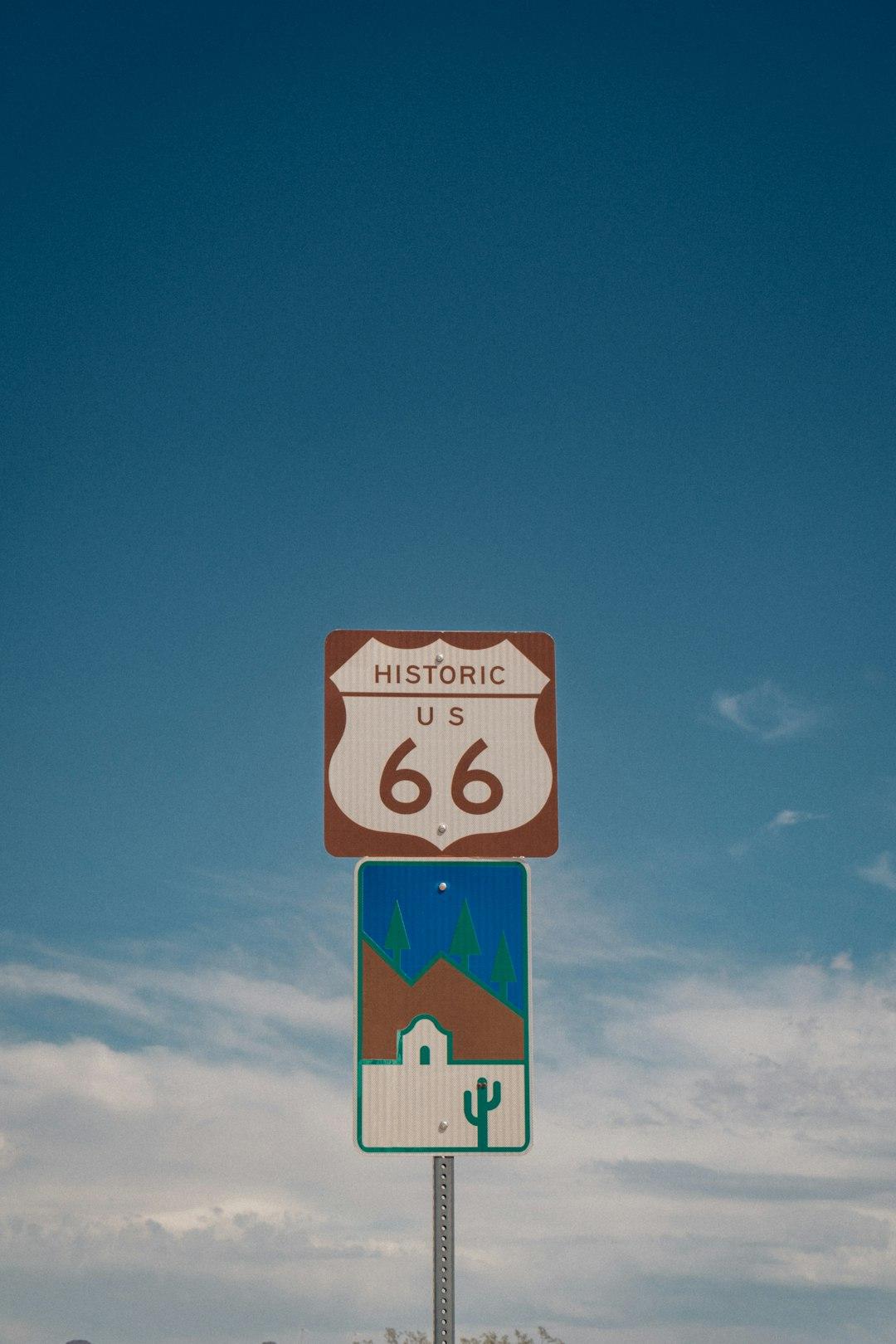 Znak drogowy Route 66 niebo pustynia krajobraz.