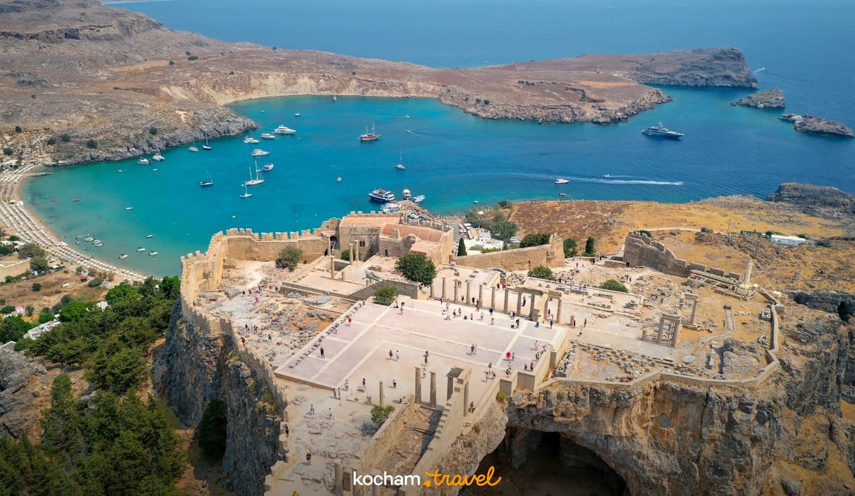 Starożytny Akropol w Lindos, piaszczysta plaża i turkusowe morze Rodos.