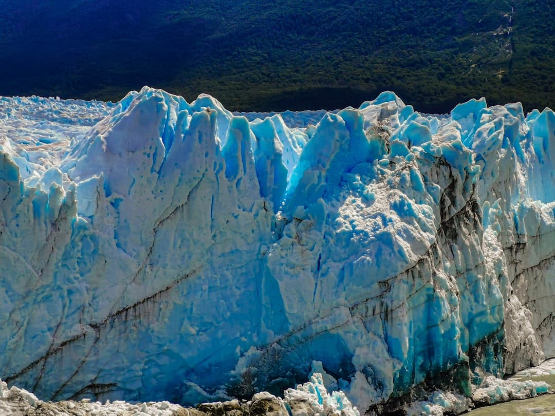 Widok na lodowiec Perito Moreno z turystami