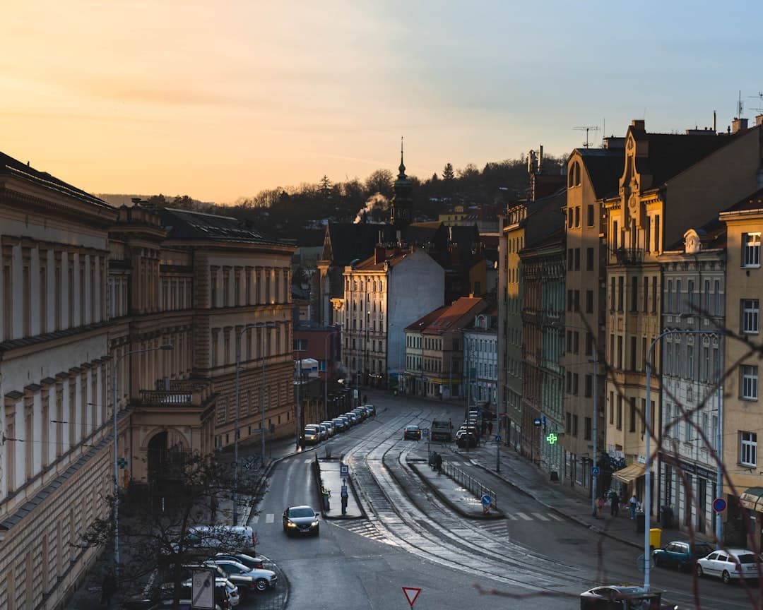 Piękny zachód słońca nad miastem Brno