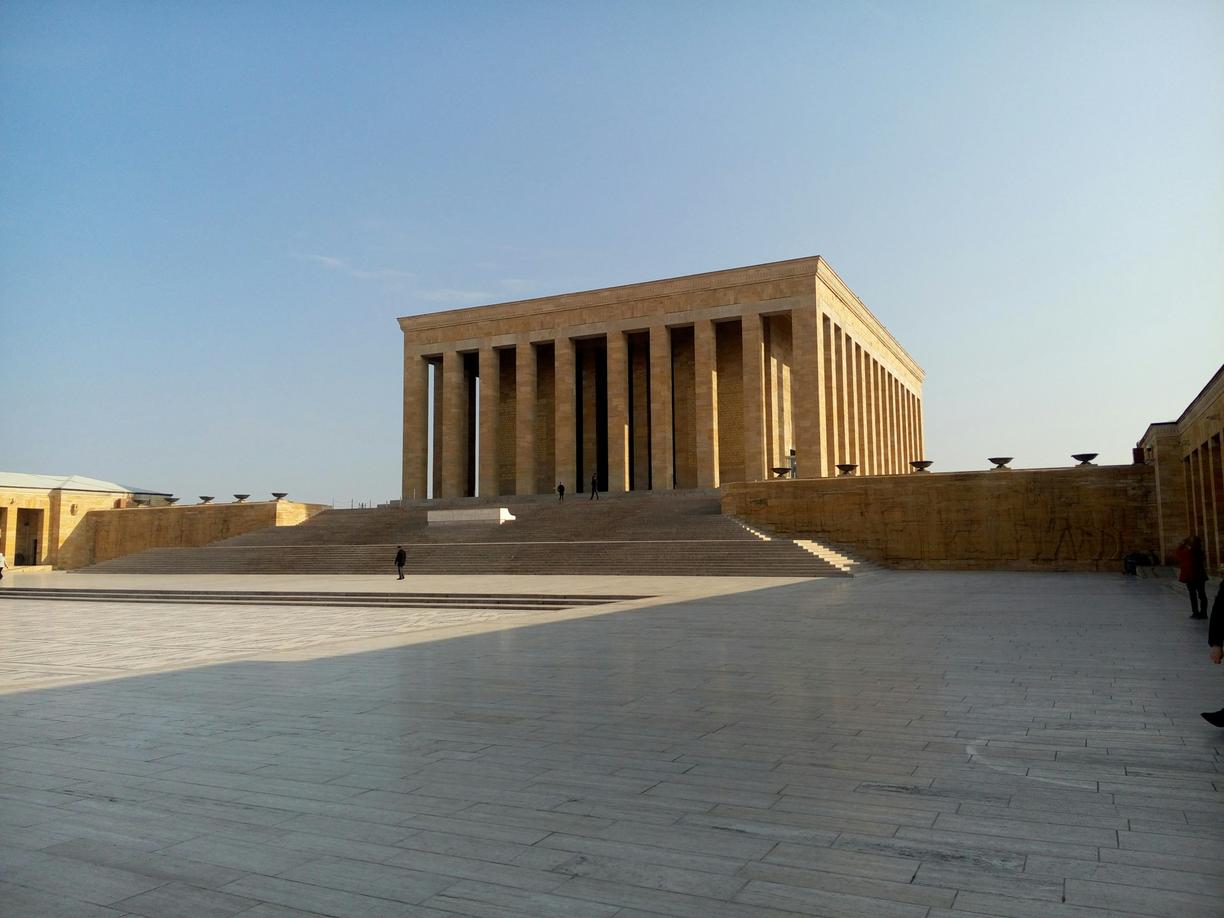 Anıtkabir, mauzoleum Atatürka w Ankarze, monumentalna budowla z kolumnami.