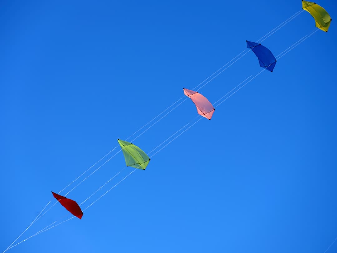 Kolorowe latawce w niebie podczas kitesurfingu
