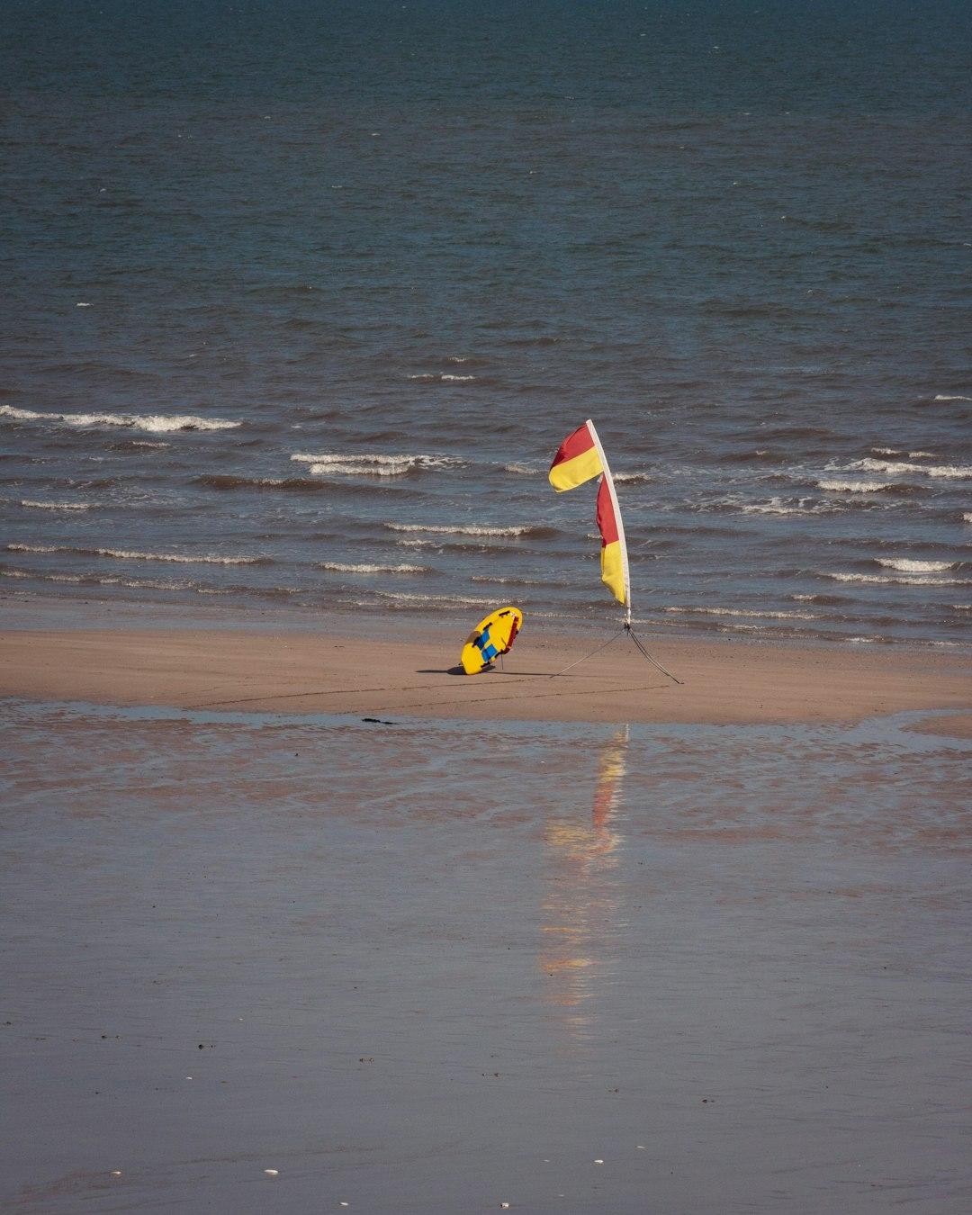 Kitesurfer cieszący się falami na tropikalnej plaży