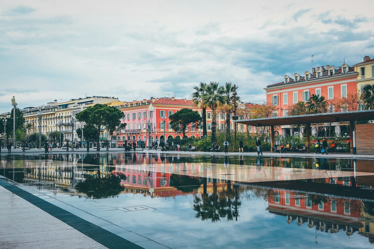 Francja. Co zwiedzić w Nicei? Wzgórze Zamkowe, Stare Miasto (Vieux Nice) i Promenada Anglików