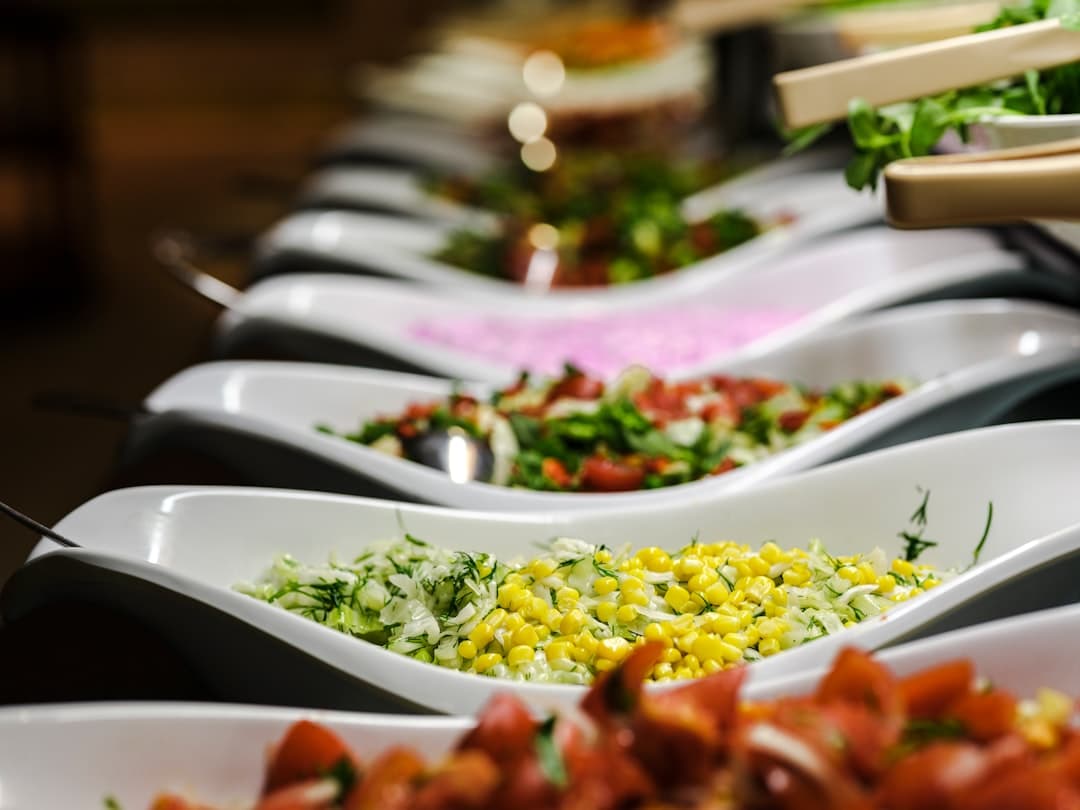 Goście cieszący się posiłkiem w formie bufetu w restauracji hotelowej