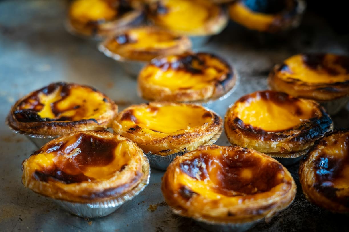 Portugalia. Kulinarna podróż po Lizbonie: Gdzie zjeść najlepsze pastel de nata i świeże owoce morza?