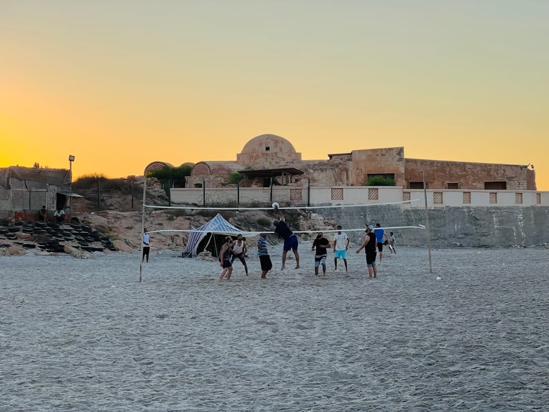 Szczęśliwi turyści na plaży w Hurghadzie podczas zachodu słońca