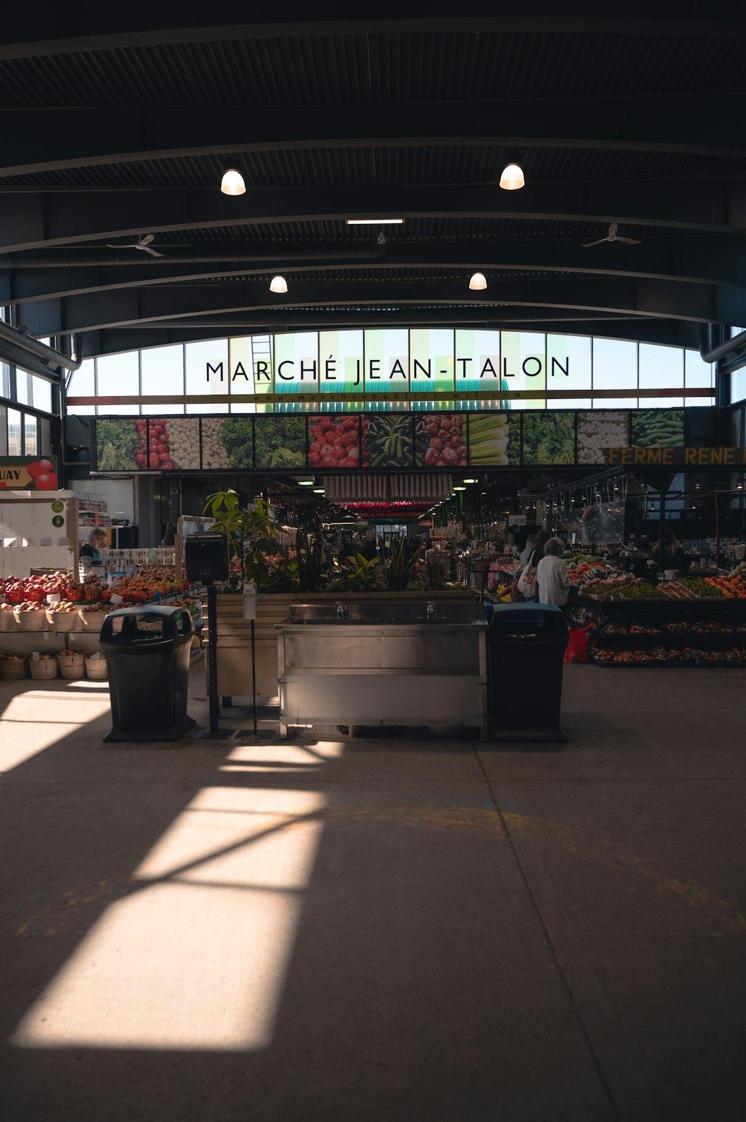 Hala targowa Marché Jean-Talon, świeże warzywa i owoce, Montreal.