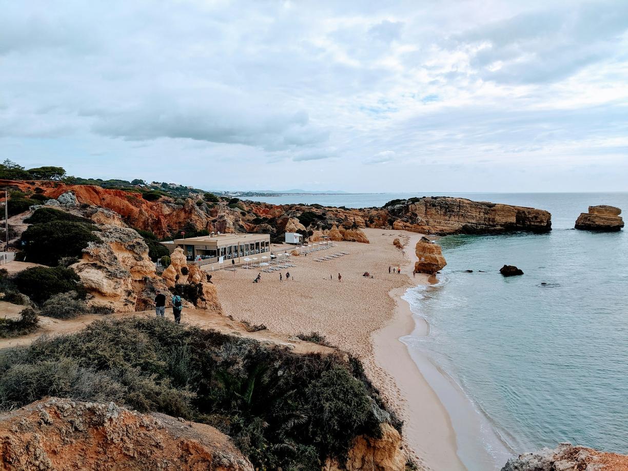 Plaża i klify na Algarve w Portugalii