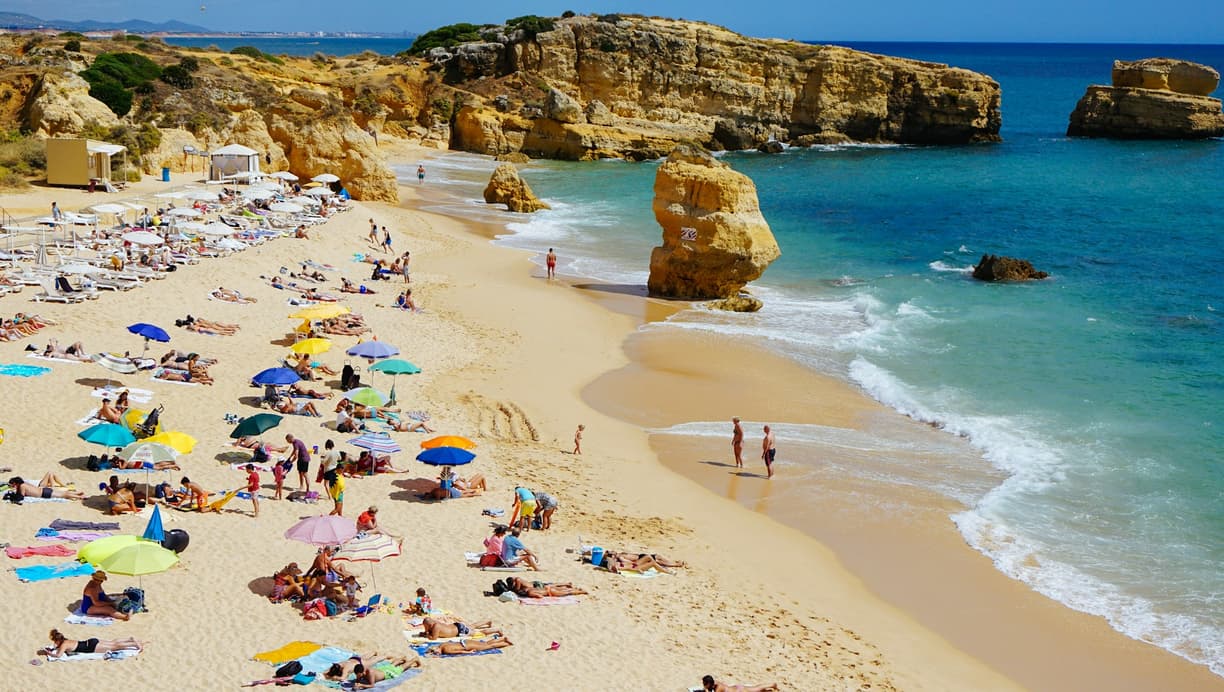 Portugalia. Aktywne wakacje w Albufeirze: Trekking po klifach, surfing i wycieczki rowerowe