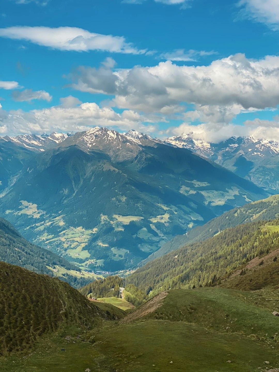 Trekking w Europie: Najpiękniejsze szlaki w Alpach, Pirenejach i Dolomitach