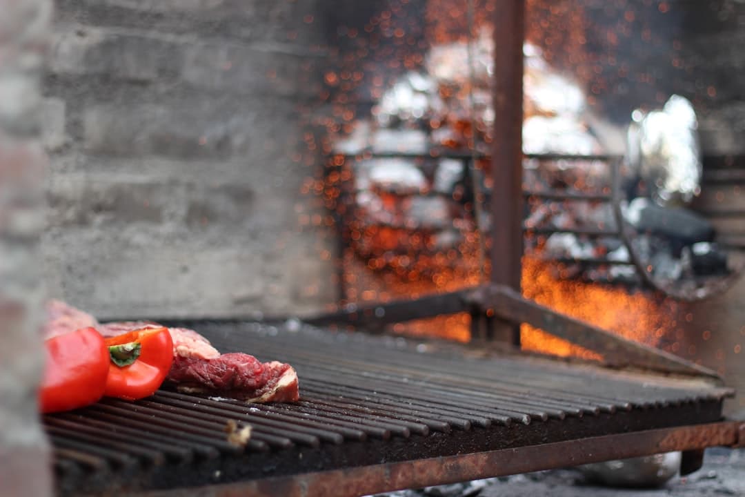 Grillowanie mięsa z papryką na ogniu.