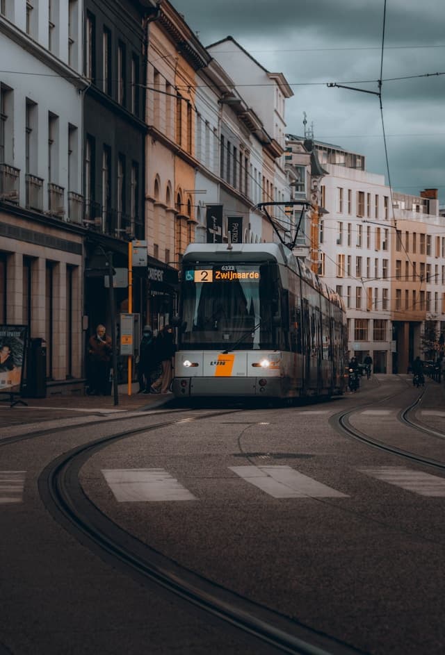 Tramwaj w europejskim centrum miasta o zmroku.
