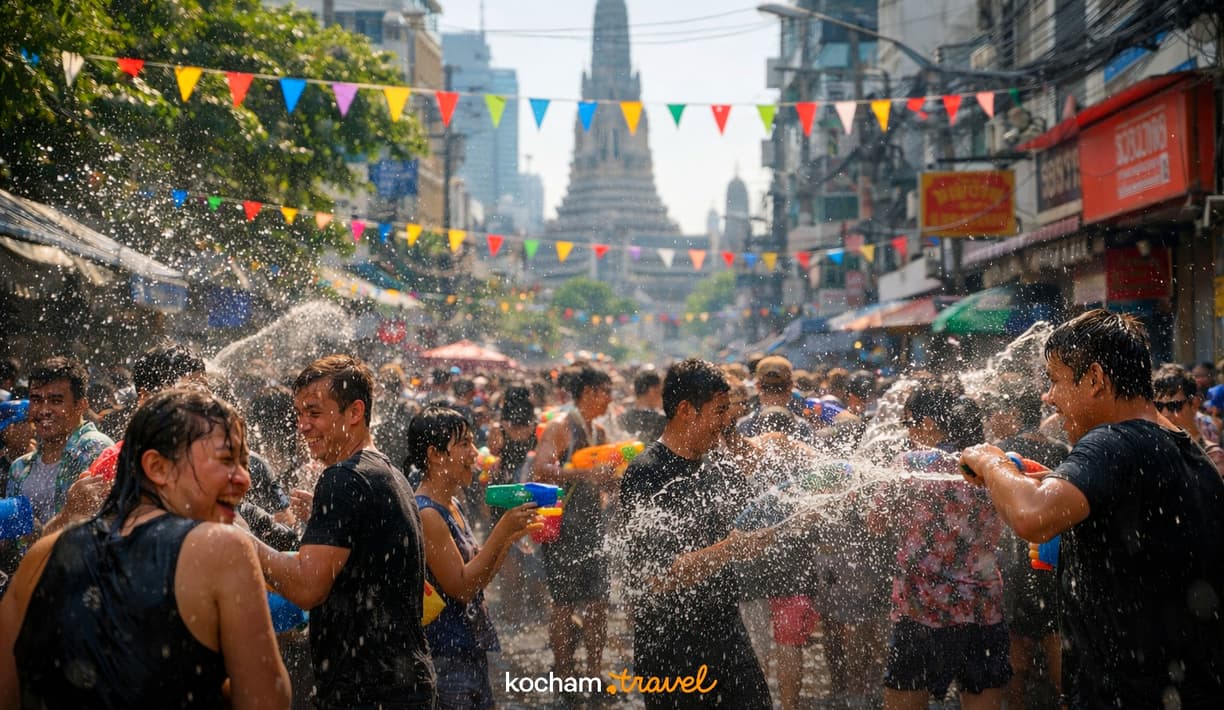 Ilustracja do tematu: Tajlandia. Songkran w Bangkoku na własną rękę. Jak przygotować się na największą bitwę wodną świata?