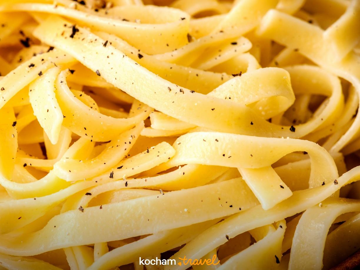 Makaron tagliatelle posypany świeżo zmielonym czarnym pieprzem.