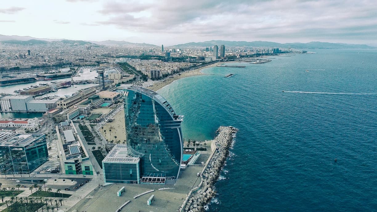 Panoramiczny widok na Barcelonę, hotel W, plażę i Morze Śródziemne.