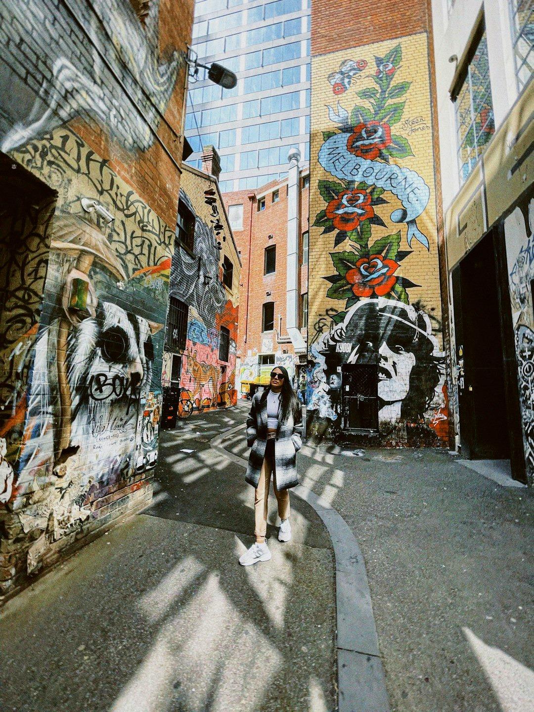 Kobieta w zaułku z graffiti, Melbourne, miejska sztuka uliczna.
