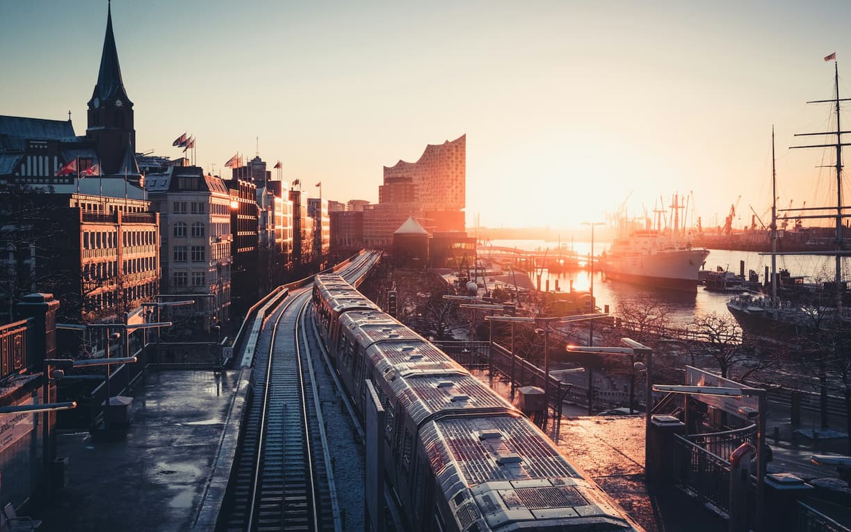 Hamburg nad rzeką Elbą przy zachodzie słońca