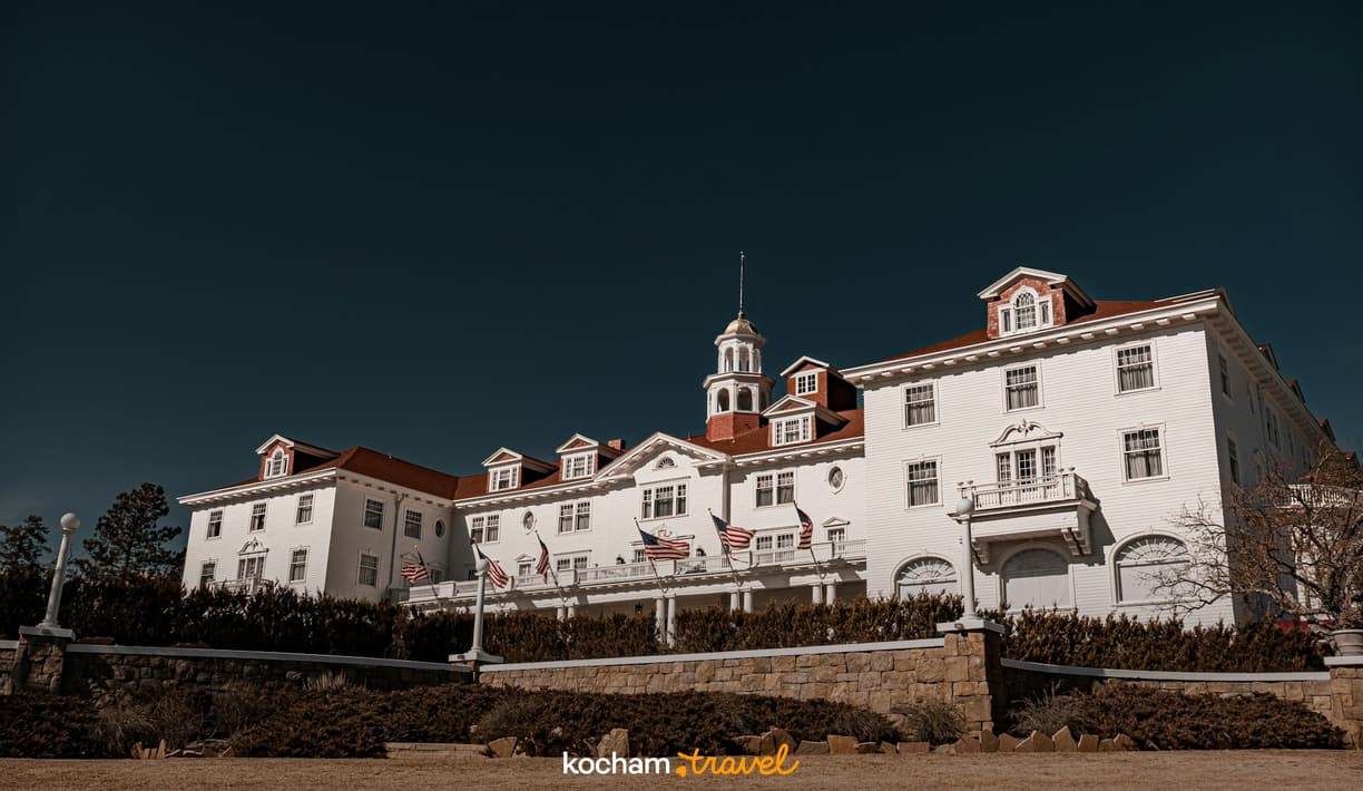 Hotel Stanley w Estes Park, Kolorado, z flagami USA.
