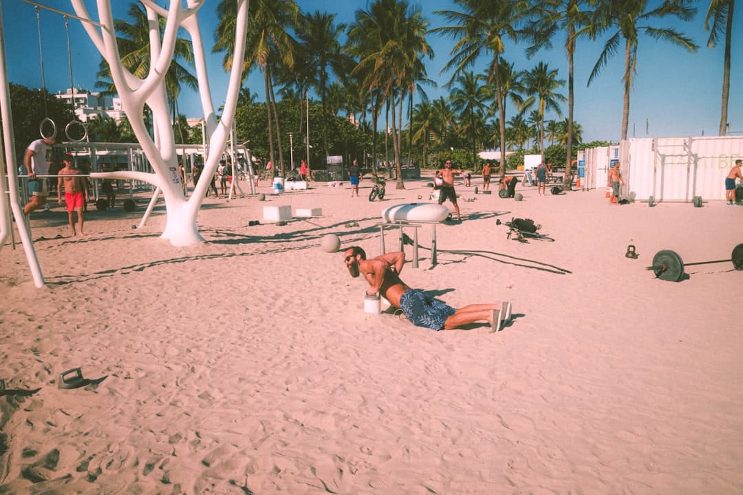 Rodzina relaksująca się na plaży w Ajaccio
