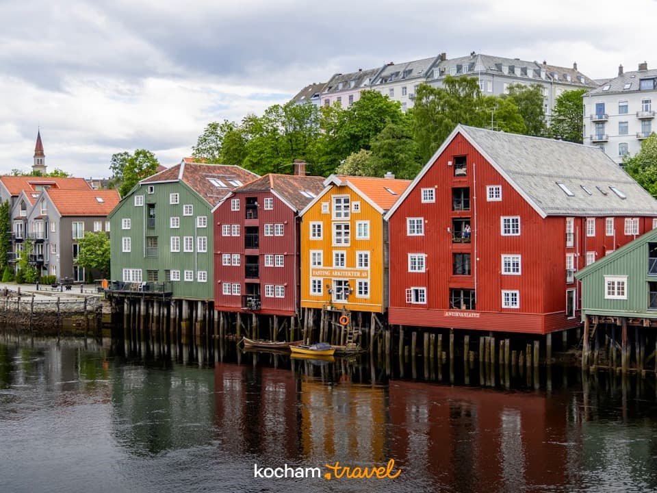 Kolorowe drewniane domy na palach nad rzeką w Trondheim
