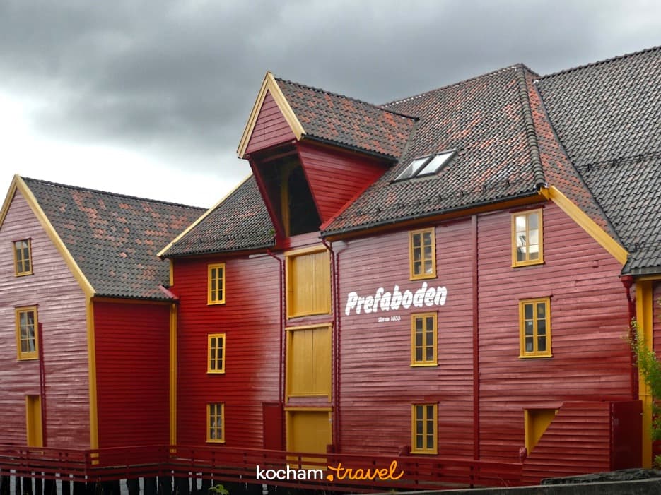 Czerwone drewniane domy portowe na palach, architektura Skandynawii.