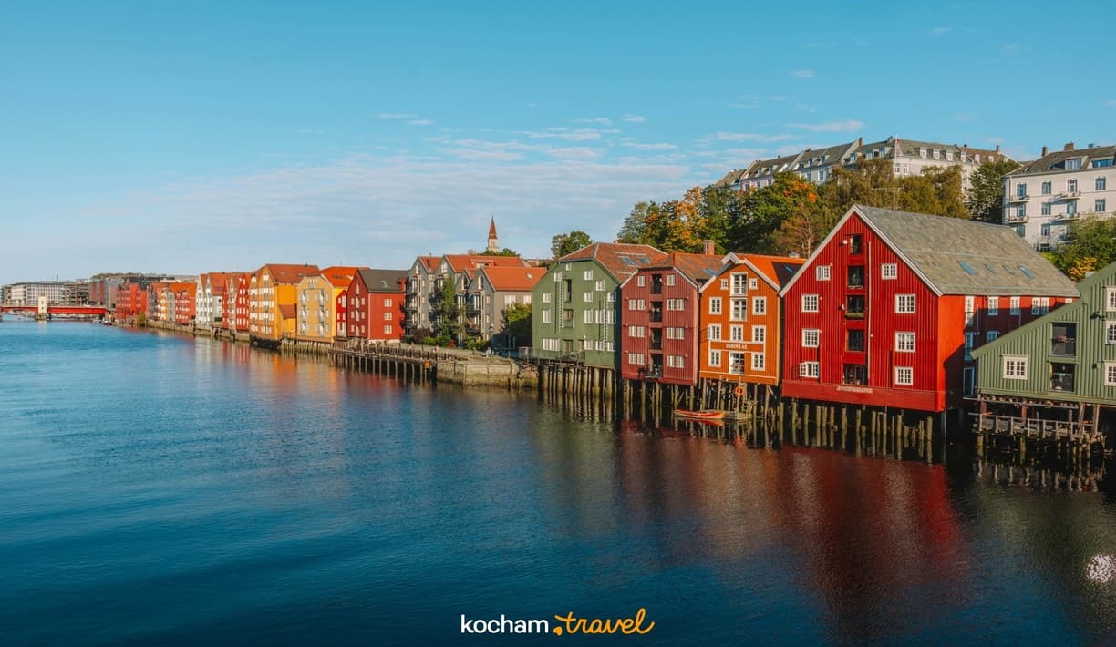 Kolorowe drewniane spichlerze nad rzeką Nidelva w Trondheim, Norwegia.