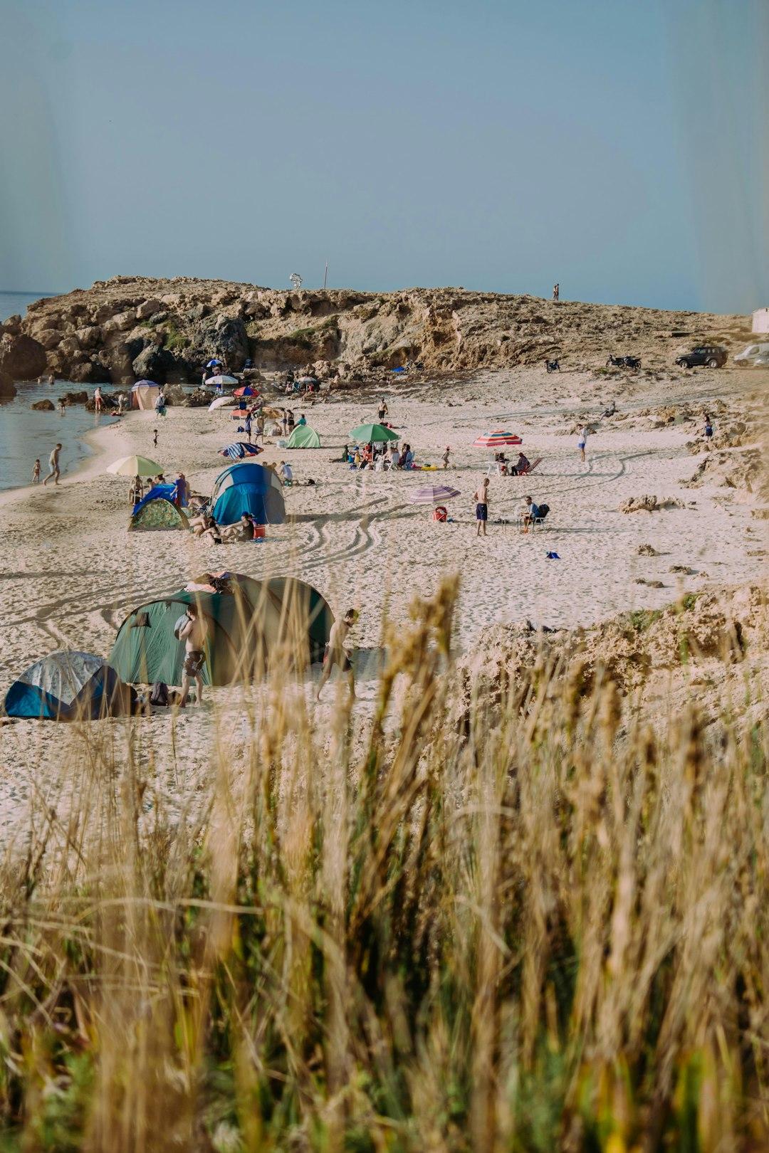 Rodzina ciesząca się wakacjami na plaży w Tunezji