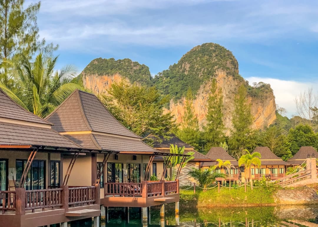 Rodzina planująca podróż do Krabi w Tajlandii